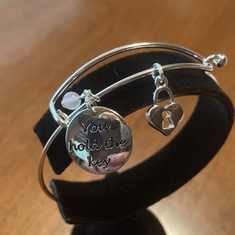 🌸NIB AVON Precious Charms Bracelet Love Collection “You Hold The Key” - OSFM
